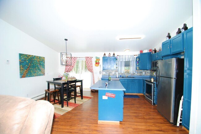 Foto del edificio - 3 Bed / 2 Bath / 2 Car Garage Ranch Style Home