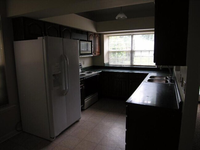 Building Photo - 884 Ridgebrook Rd