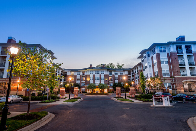 Evergreens at Columbia Town Center en el crepúsculo - Evergreens at Columbia Town Center