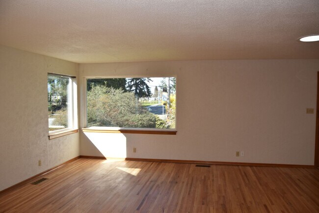 Foto del edificio - North Tacoma 3 Bedroom 1.5 Bath With 2 Car...