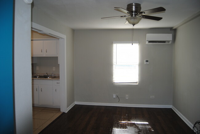 Building Photo - La Marque 6 Unit