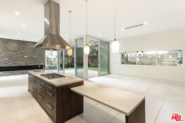 Foto del edificio - 16540 Moorpark St