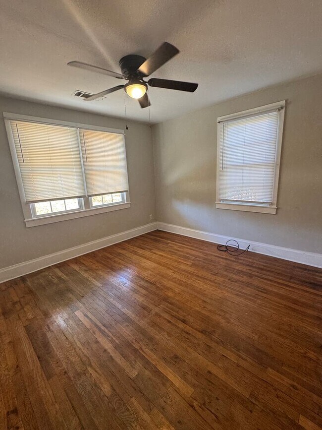 Building Photo - Adorable home in the heart of the medical district!