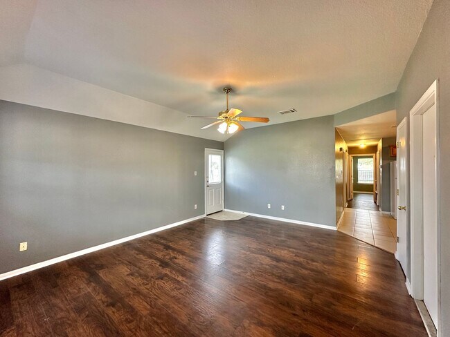 Building Photo - 1501 Cinch Dr