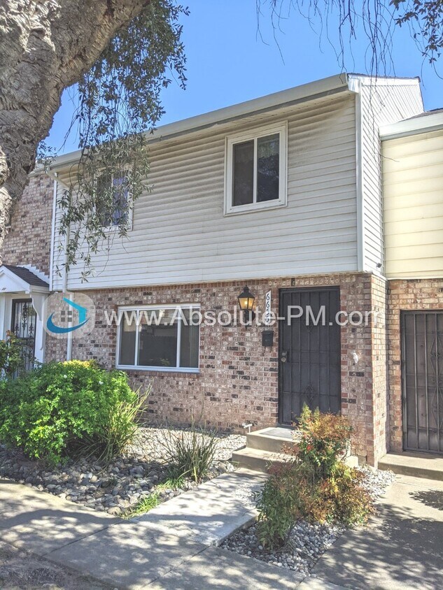 Primary Photo - Amazing 3 Bed 2 Bath Townhome located in H...