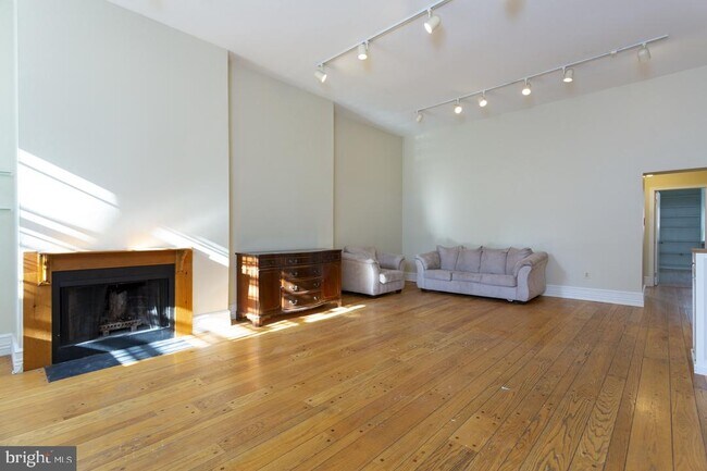Building Photo - 914 Spruce St