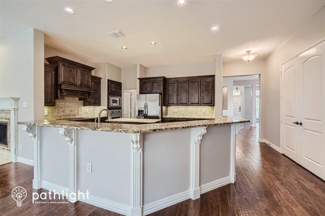 Building Photo - 2208 Knob Hill Dr