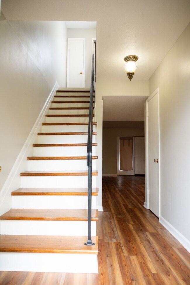 Building Photo - Centrally located between downtown and East Brainerd - 2 bed, 1.5 bath, Duplex!