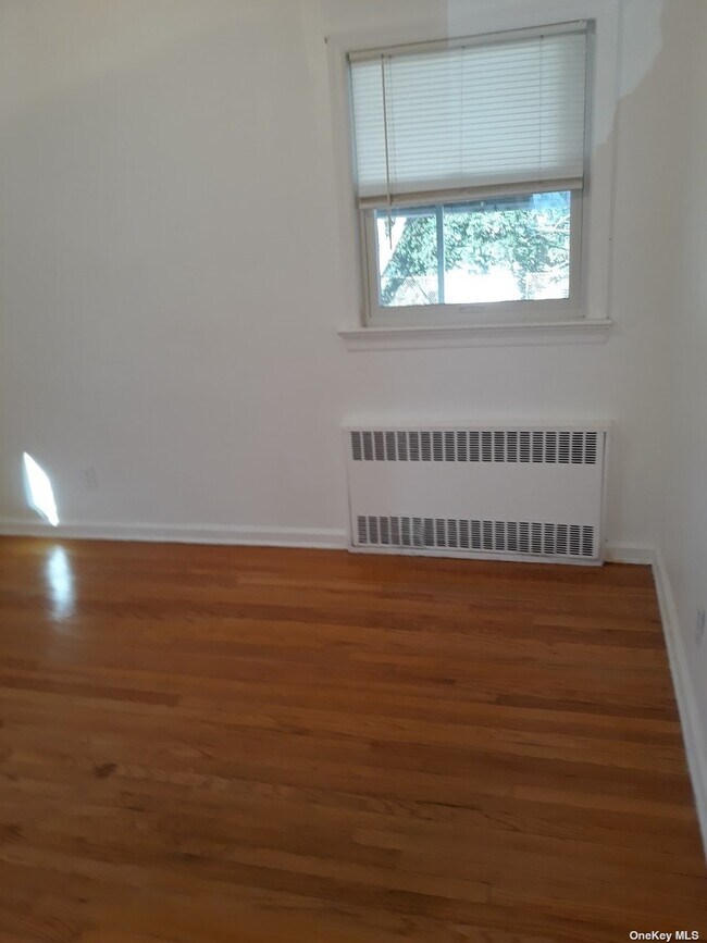 Building Photo - 255-19-255-87 87th Dr
