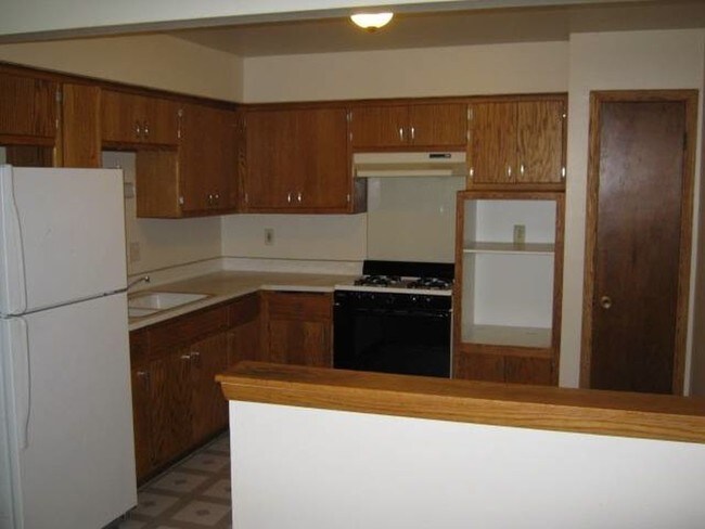 Building Photo - 6600 N 77th Street - 2  Bedroom Lower