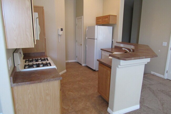 Foto del edificio - AMAZING 2 STORY TOWNHOME LOCATED IN A GATE...