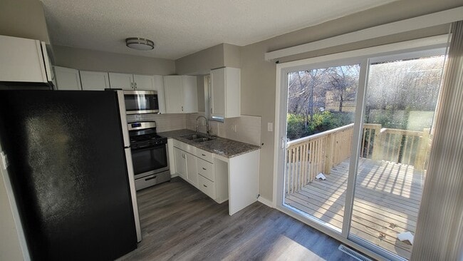 Building Photo - Updated 2 bed 1 bath