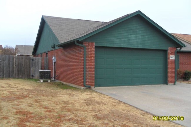 Building Photo - 2404 SW 44th St