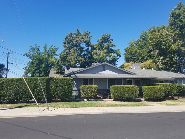 Building Photo - Roseville Duplex