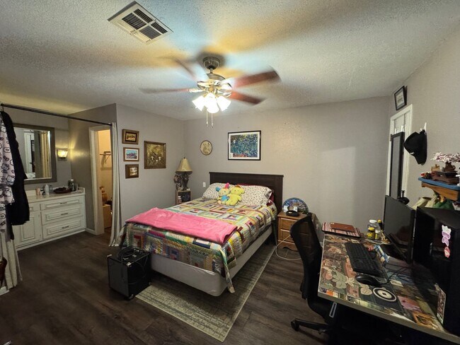 Foto del edificio - Corner Lot Home with Beautiful Trees