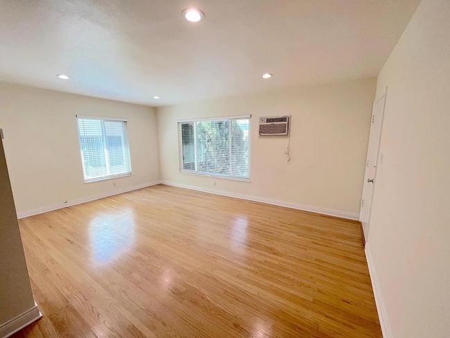 Building Photo - Unit 5