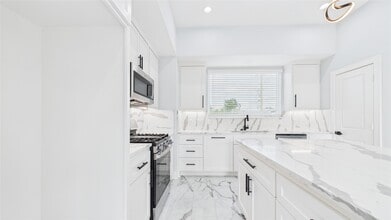 Building Photo - 3415 Daphne St