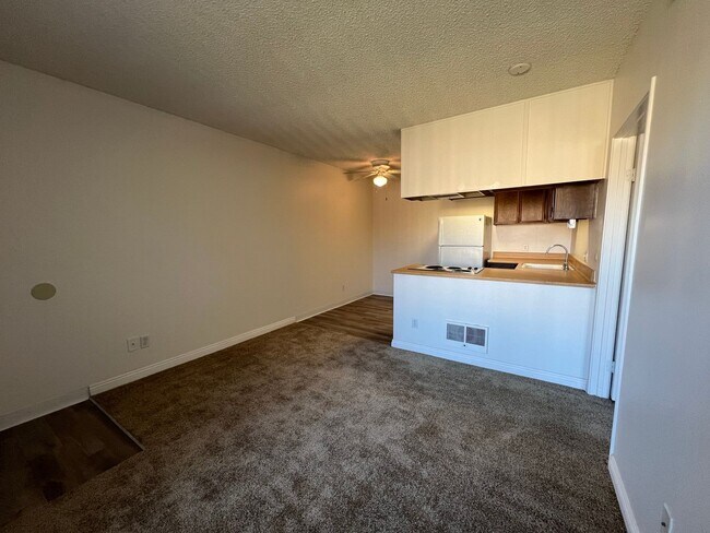 Building Photo - UPSTAIRS 1 BED 1 BATH w/ ONSITE LAUNDRY As...