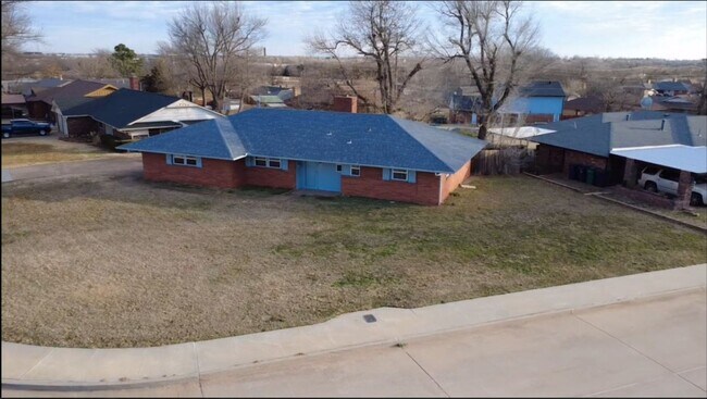 Foto del edificio - 5 Bedroom 2 Bath Available!!