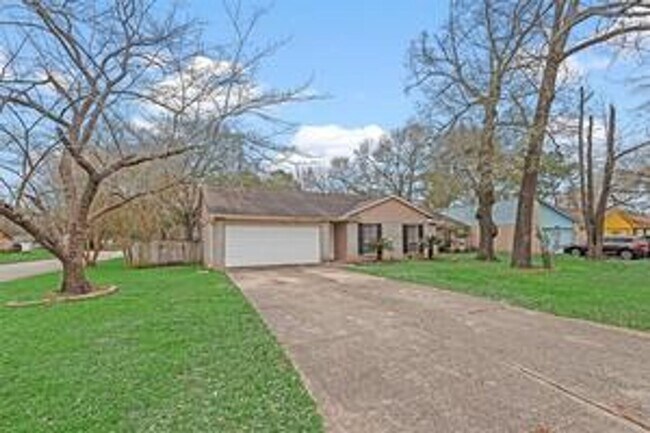 Building Photo - 4 Bedroom Home with 2 Bath and large back ...