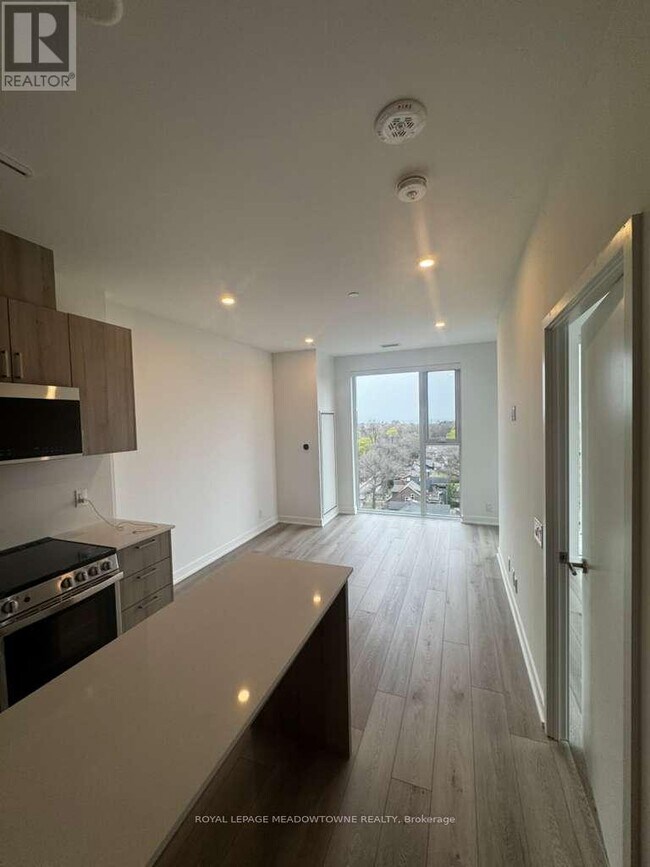 Photo du bâtiment - 1660 Bloor St W