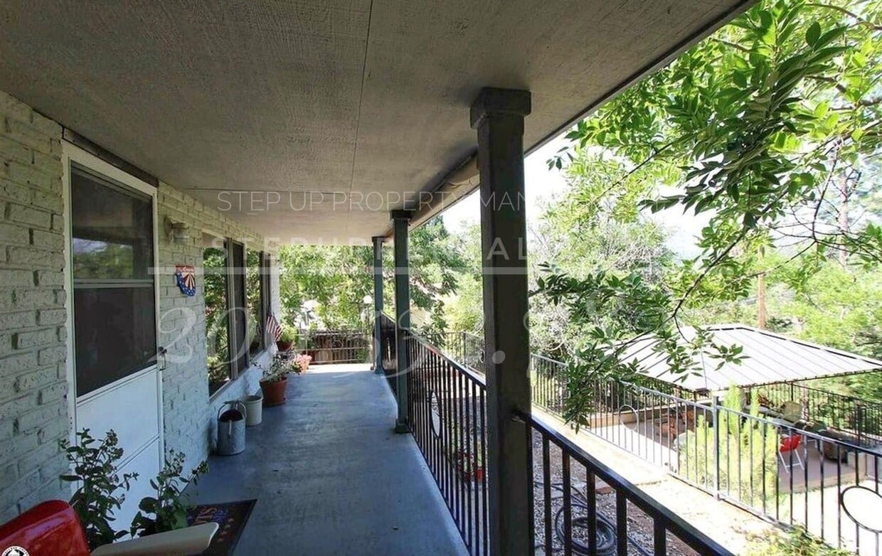 Building Photo - Charming Vintage Gem with Private Frontyard Oasis and Modern Updates