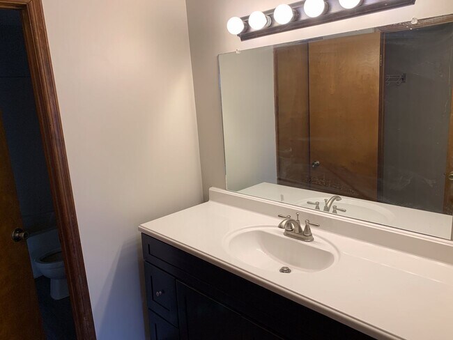 Foto del edificio - Remodeled 2bed/1.5 Bath Townhouse