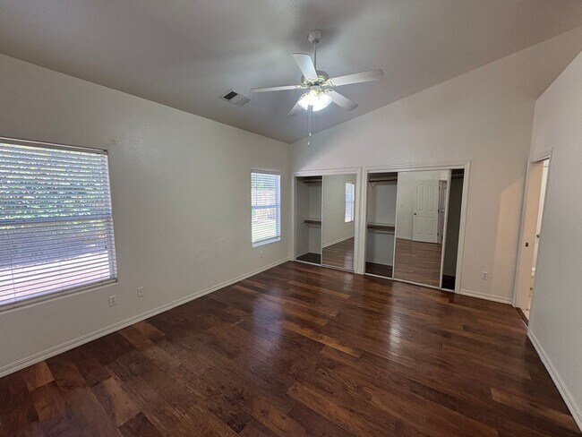 Foto del edificio - Gorgeous 4 Bedroom in NW Visalia!