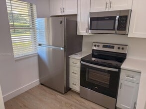 Building Photo - 9937 Three Lakes Cir