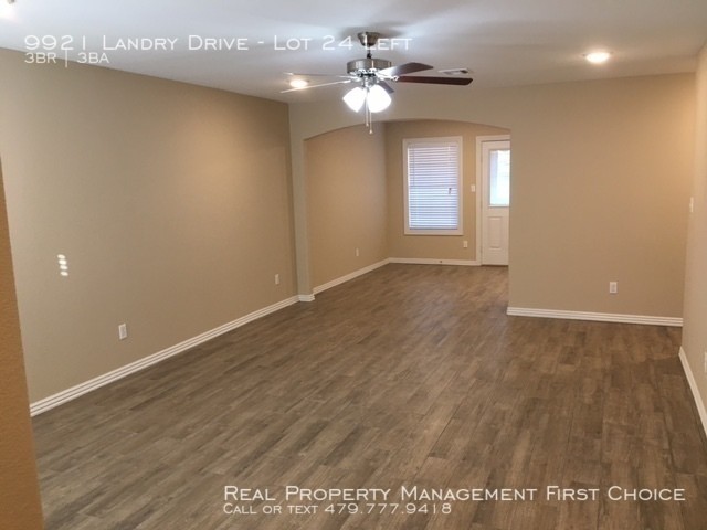 Building Photo - 3 BED 2.5 BATH TOWNHOME IN CHAFFEE CROSSING