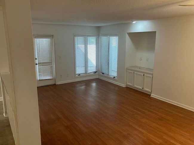 Building Photo - 1 BR / 1.5 BA at Saint Andrews Commons (Pa...