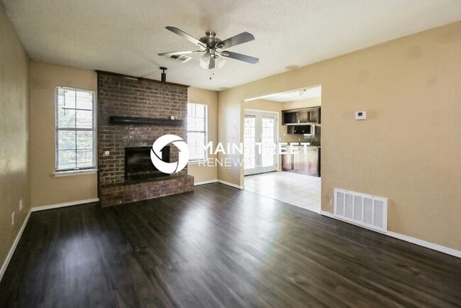 Photo - 4 Bedroom Pet-Friendly Home in Oklahoma City, OK with Main Street Renewal