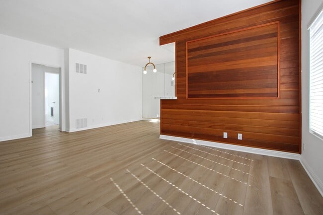 Building Photo - 807 5th Street in Santa Monica.  Steps to ...