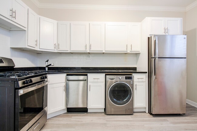 Building Photo - 730 W Roscoe St