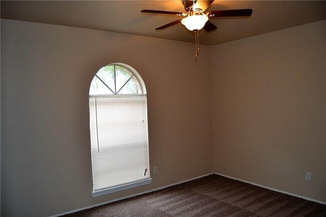 Foto del edificio - 2937 Emberwood Dr