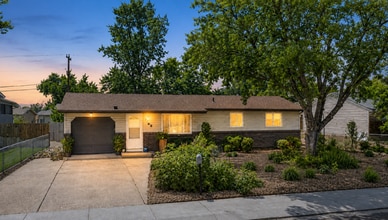 Building Photo - 1560 Southmoor Dr