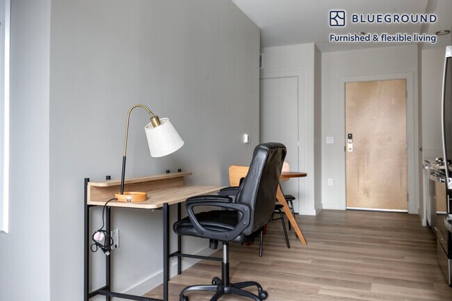 Foto del edificio - 1550 Soldiers Fld Rd