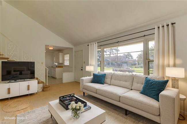 Foto del edificio - Welcome To Vintage Split-Level Living!