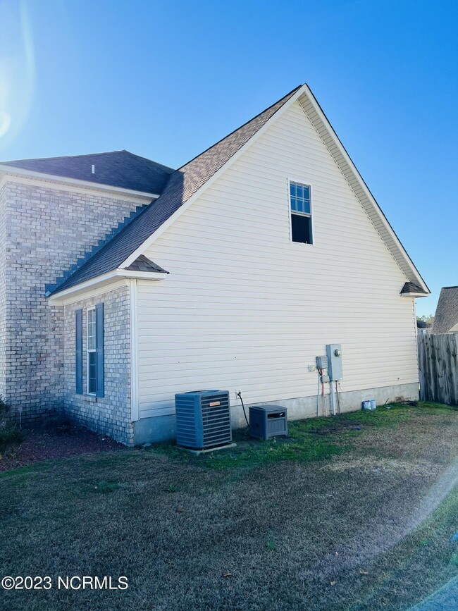 Building Photo - 313 S Square Dr