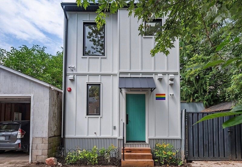 Front entrance - 95 Leslie St