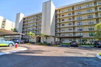 Building Photo - 900 Cove Cay Dr