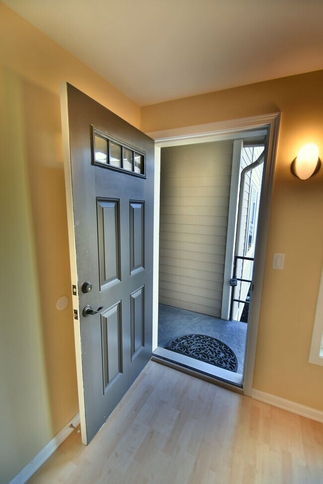 Building Photo - 2Bd/1.5Ba Edmonds Condo