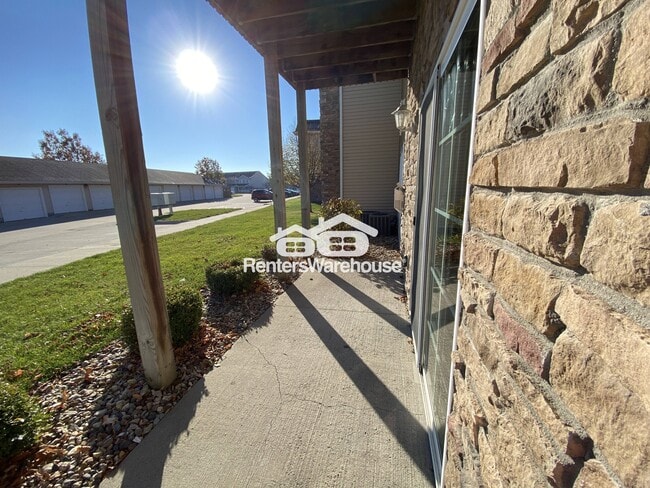Building Photo - 2000 Meadow Ct