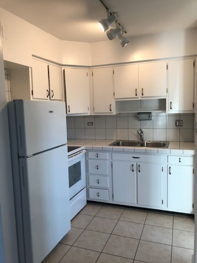 Building Photo - Elmhurst One Bedroom Apartment ~ Parking I...