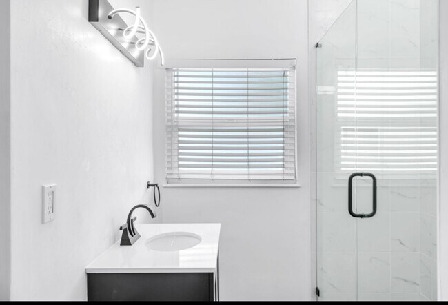 Foto del edificio - Gorgeous Remodeled 3 Bedroom 2 Bath Pool H...