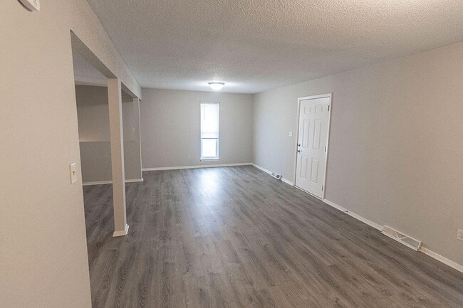 Foto del edificio - 215 Wheaton Ct