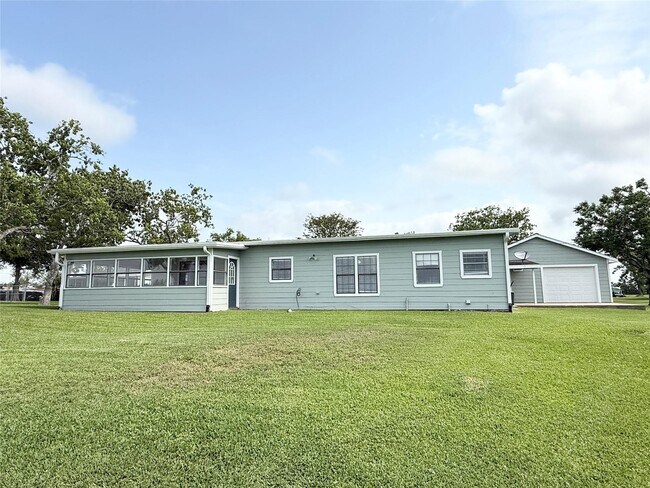 Building Photo - 307 Veselka Rd