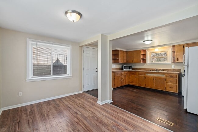 Foto del edificio - SCORE 50% OFF 1ST MONTH'S RENT IF SIGNED BY DEC 5! Cozy 3 Bedroom home in McKees Rocks available ...