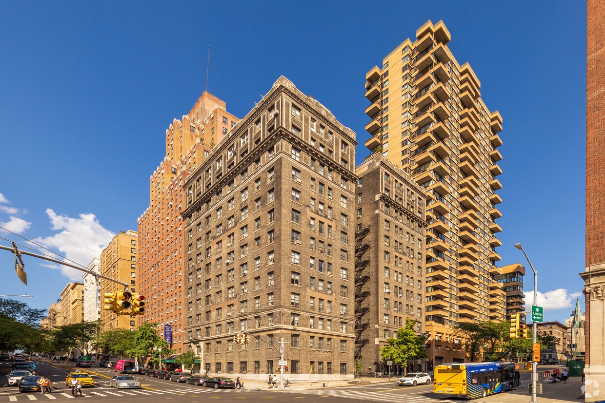 Primary Photo - Della Robbia Apartments