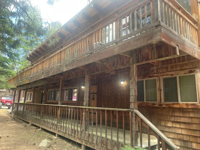 Foto del edificio - 3bed 2.5bath Lodge Style Duplex